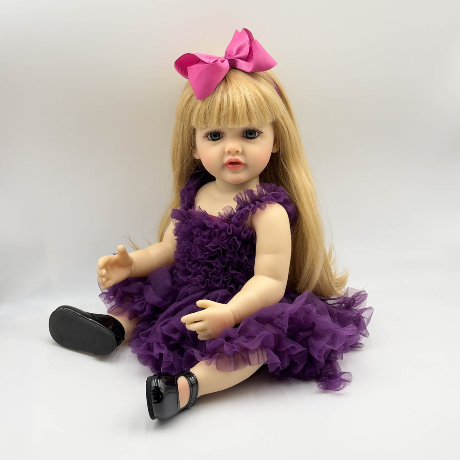 Bezaubernde Neugeborene Baby -Mädchenpuppe mit langer blonde Perücke und dunkelviolettes Kleid - lebensechte Vinylprinzessin - perfekt für 3-6 Jahre - Zypern