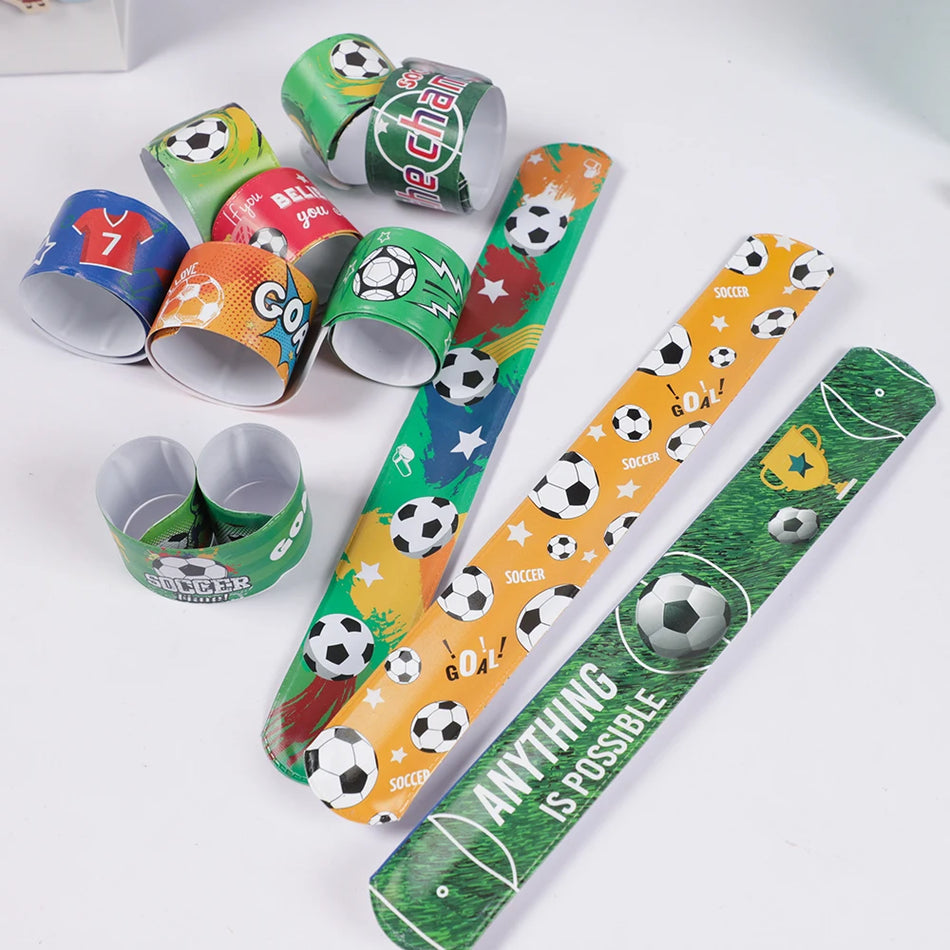🔵 12 adet futbol tokat bileklik bilek oyuncakları çocuklar için futbol teması parti dekorasyonu - Kıbrıs