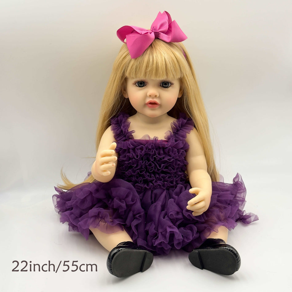 Bezaubernde Neugeborene Baby -Mädchenpuppe mit langer blonde Perücke und dunkelviolettes Kleid - lebensechte Vinylprinzessin - perfekt für 3-6 Jahre - Zypern